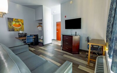 Days Inn & Suites by Wyndham Milwaukee