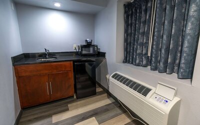 Days Inn & Suites by Wyndham Milwaukee