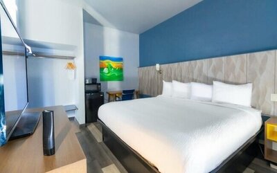 Days Inn & Suites by Wyndham Milwaukee