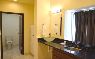 Days Inn & Suites by Wyndham Milwaukee