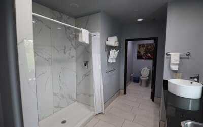 Days Inn & Suites by Wyndham Milwaukee