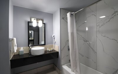 Days Inn & Suites by Wyndham Milwaukee