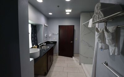 Days Inn & Suites by Wyndham Milwaukee