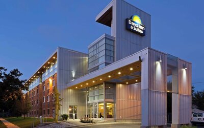 Days Inn & Suites by Wyndham Milwaukee