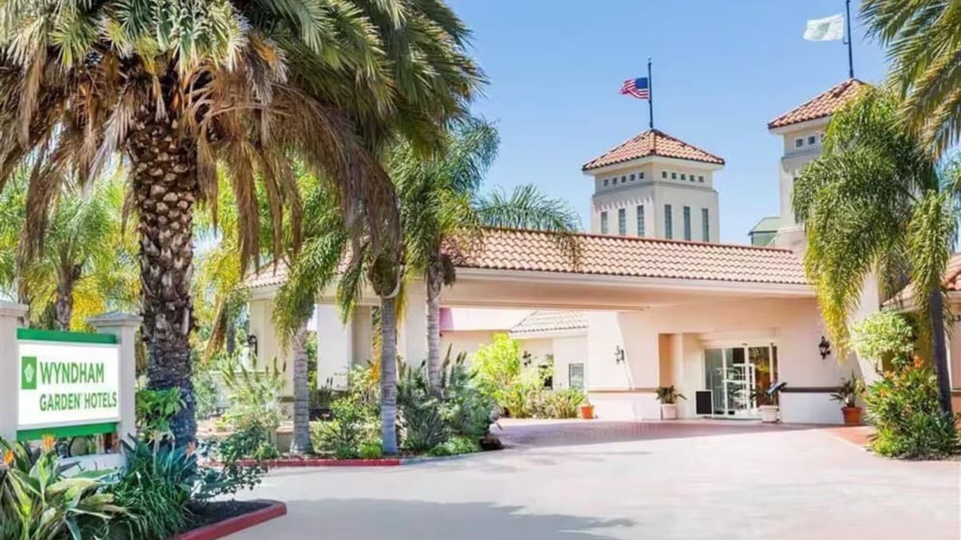 Parking and hotel exterior at Uptown Oasis San Jose Airport.