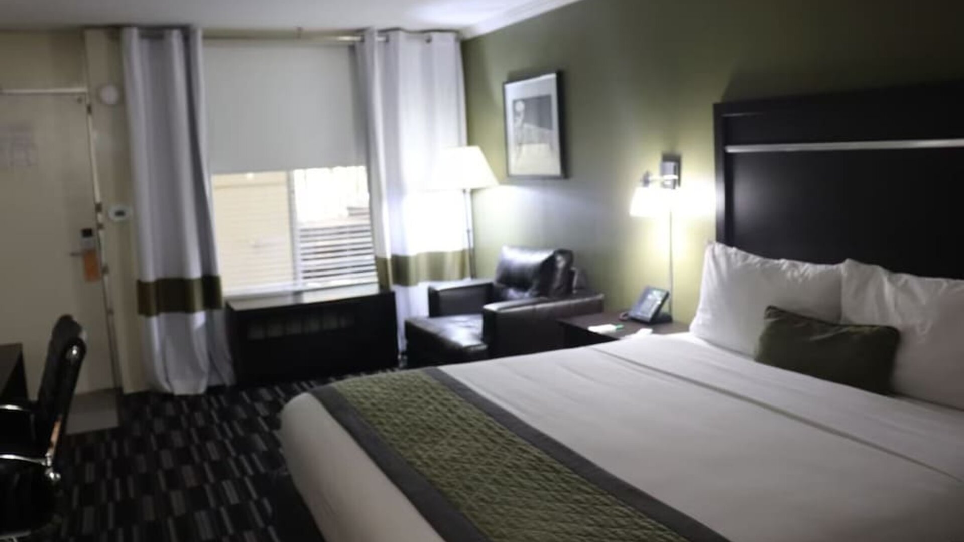 Day use room with work station at Uptown Oasis San Jose Airport.