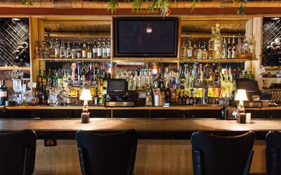 Bar and coworking space at Uptown Oasis San Jose Airport.