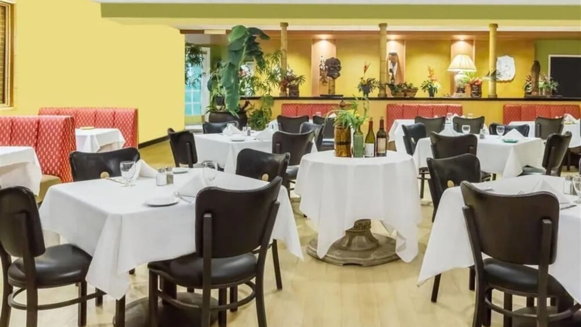 Dining room at Uptown Oasis San Jose Airport.