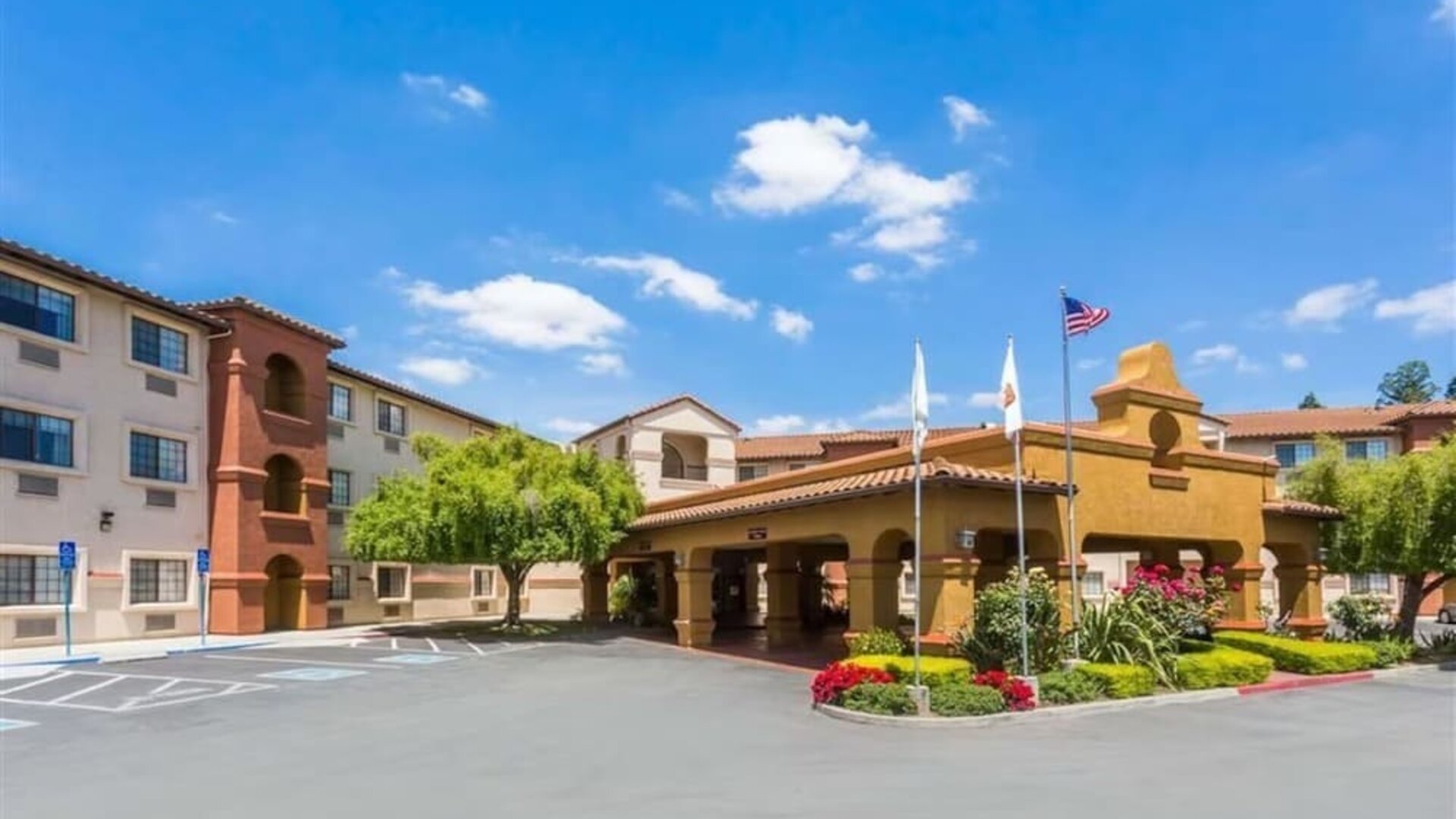 Hotel exterior and parking at La Hacienda San Jose Silicon Valley.