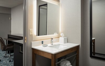Four Points by Sheraton Milwaukee North Shore