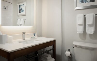 Four Points by Sheraton Milwaukee North Shore