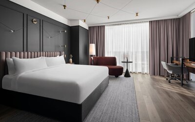Renaissance Milwaukee West Hotel