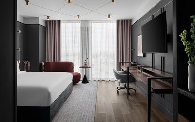 Renaissance Milwaukee West Hotel