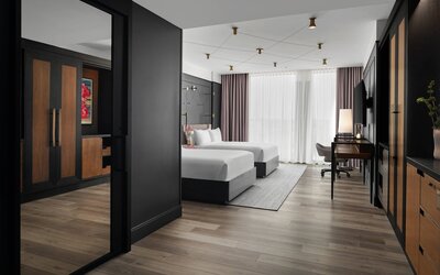 Renaissance Milwaukee West Hotel
