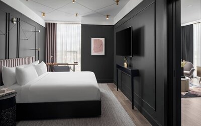 Renaissance Milwaukee West Hotel