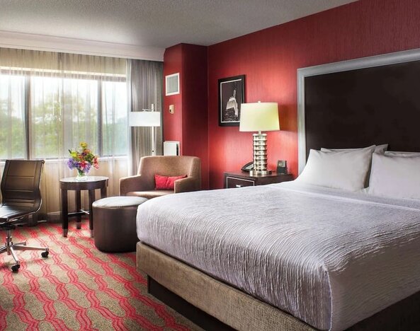 Day use room with natural light at Laguardia Plaza Hotel.