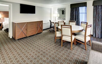 DoubleTree by Hilton Milwaukee Downtown