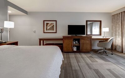 Hampton Inn & Suites Milwaukee West