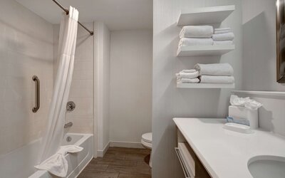 Hampton Inn & Suites Milwaukee West