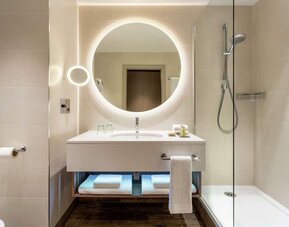 Guest bathroom with shower at Hilton Aberdeen TECA.
