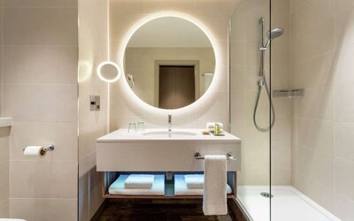 Guest bathroom with shower at Hilton Aberdeen TECA.