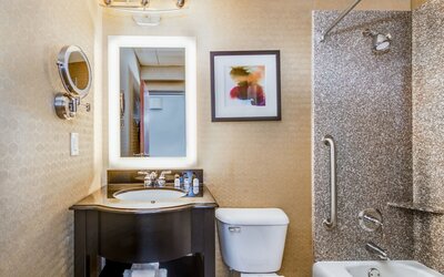 Crowne Plaza Milwaukee Airport by IHG
