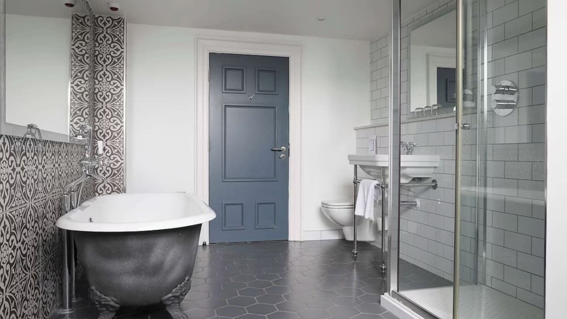 Guest bathroom at Elmbank York, Tapestry Collection By Hilton.