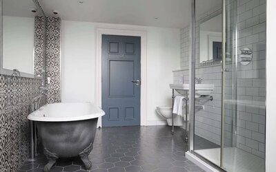 Guest bathroom at Elmbank York, Tapestry Collection By Hilton.