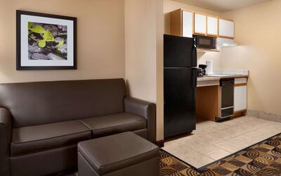 Hawthorn Extended Stay by Wyndham Milwaukee Airport