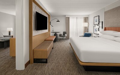 Sheraton Milwaukee Brookfield Hotel