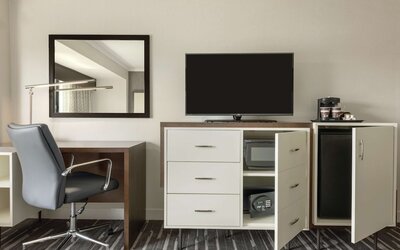 DoubleTree by Hilton Milwaukee - Brookfield