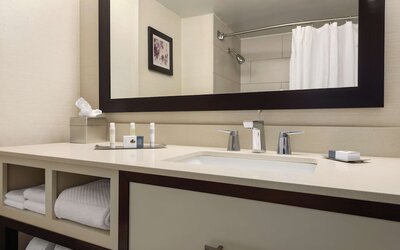 DoubleTree by Hilton Milwaukee - Brookfield