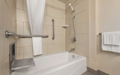 DoubleTree by Hilton Milwaukee - Brookfield