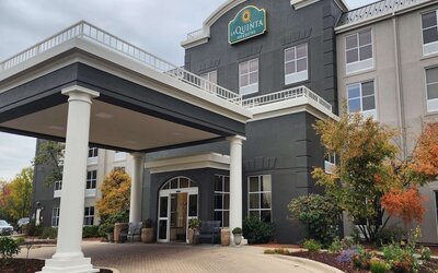 La Quinta Inn & Suites by Wyndham Milwaukee SW New Berlin