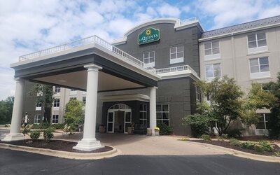 La Quinta Inn & Suites by Wyndham Milwaukee SW New Berlin
