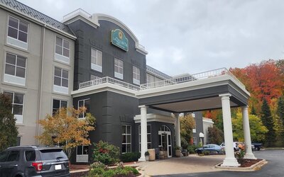 La Quinta Inn & Suites by Wyndham Milwaukee SW New Berlin