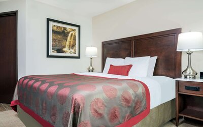 Ramada by Wyndham Minneapolis Golden Valley