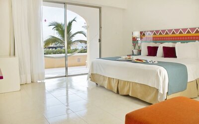 Day use room with natural light at All Ritmo Cancún & Waterpark.