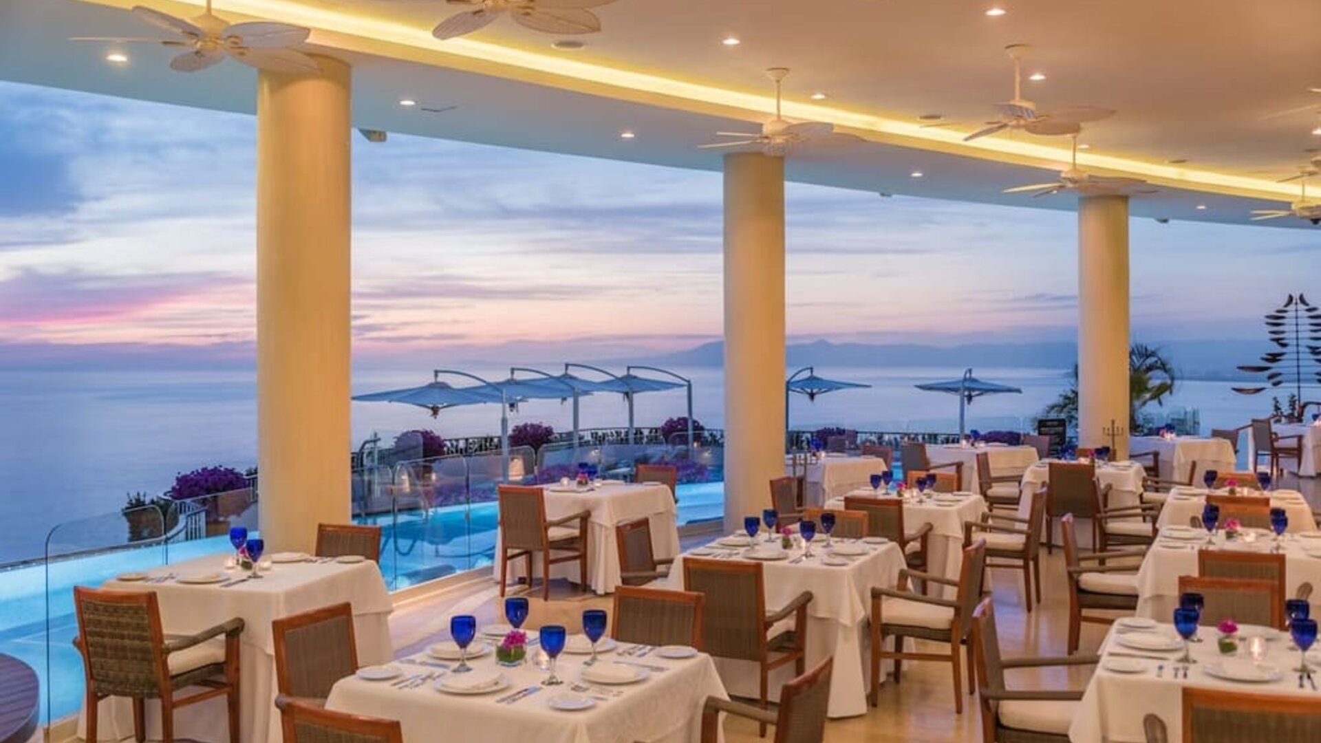 Dining room with sea view at Grand Miramar All Luxury Suites & Residences.