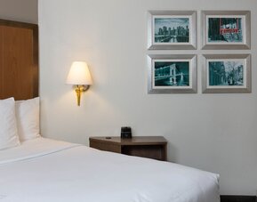 La Quinta Inn & Suites by Wyndham Secaucus Meadowlands