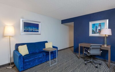 La Quinta Inn & Suites by Wyndham Secaucus Meadowlands