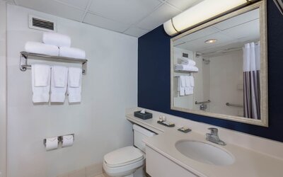 La Quinta Inn & Suites by Wyndham Secaucus Meadowlands