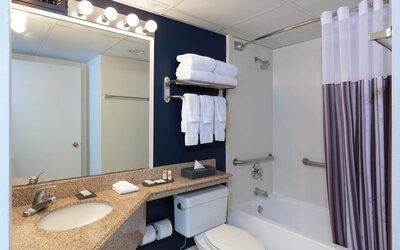 La Quinta Inn & Suites by Wyndham Secaucus Meadowlands