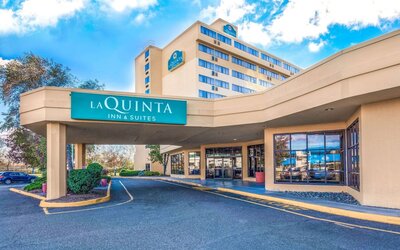 La Quinta Inn & Suites by Wyndham Secaucus Meadowlands