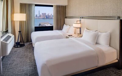 Suite, 1 King Bed, City View, Corner