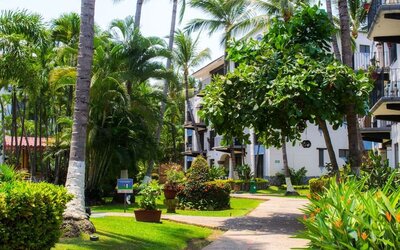 Hotel gardens at Puerto De Luna Pet Friendly & Family Suites.