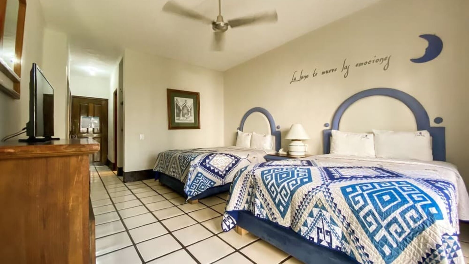 Day use room with fan and AC at Puerto De Luna Pet Friendly & Family Suites.