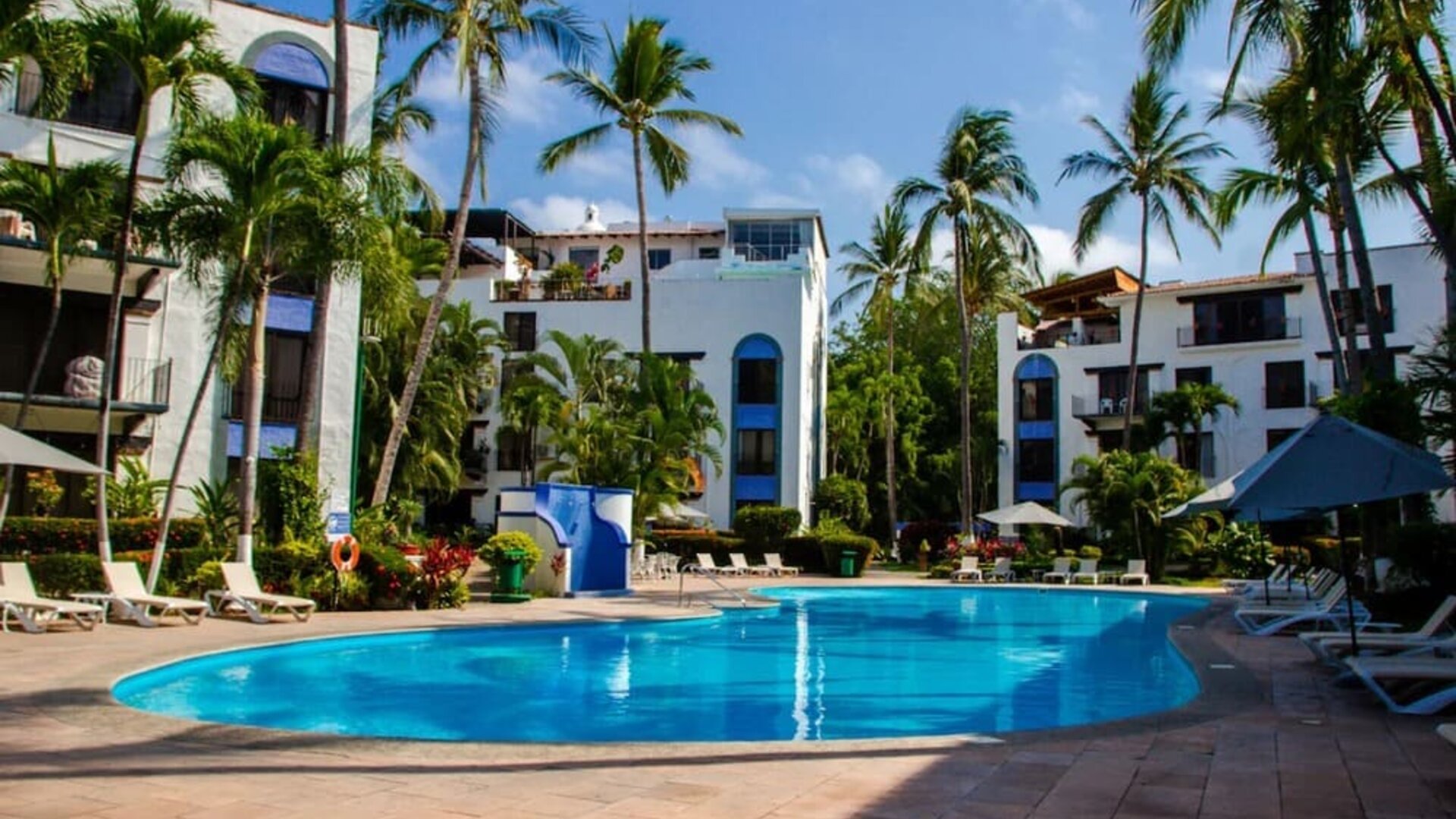 Luxurious outdoor pool at Puerto De Luna Pet Friendly & Family Suites.