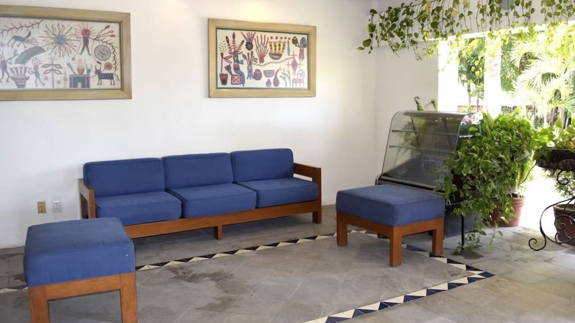 Lobby and coworking space at Puerto De Luna Pet Friendly & Family Suites.