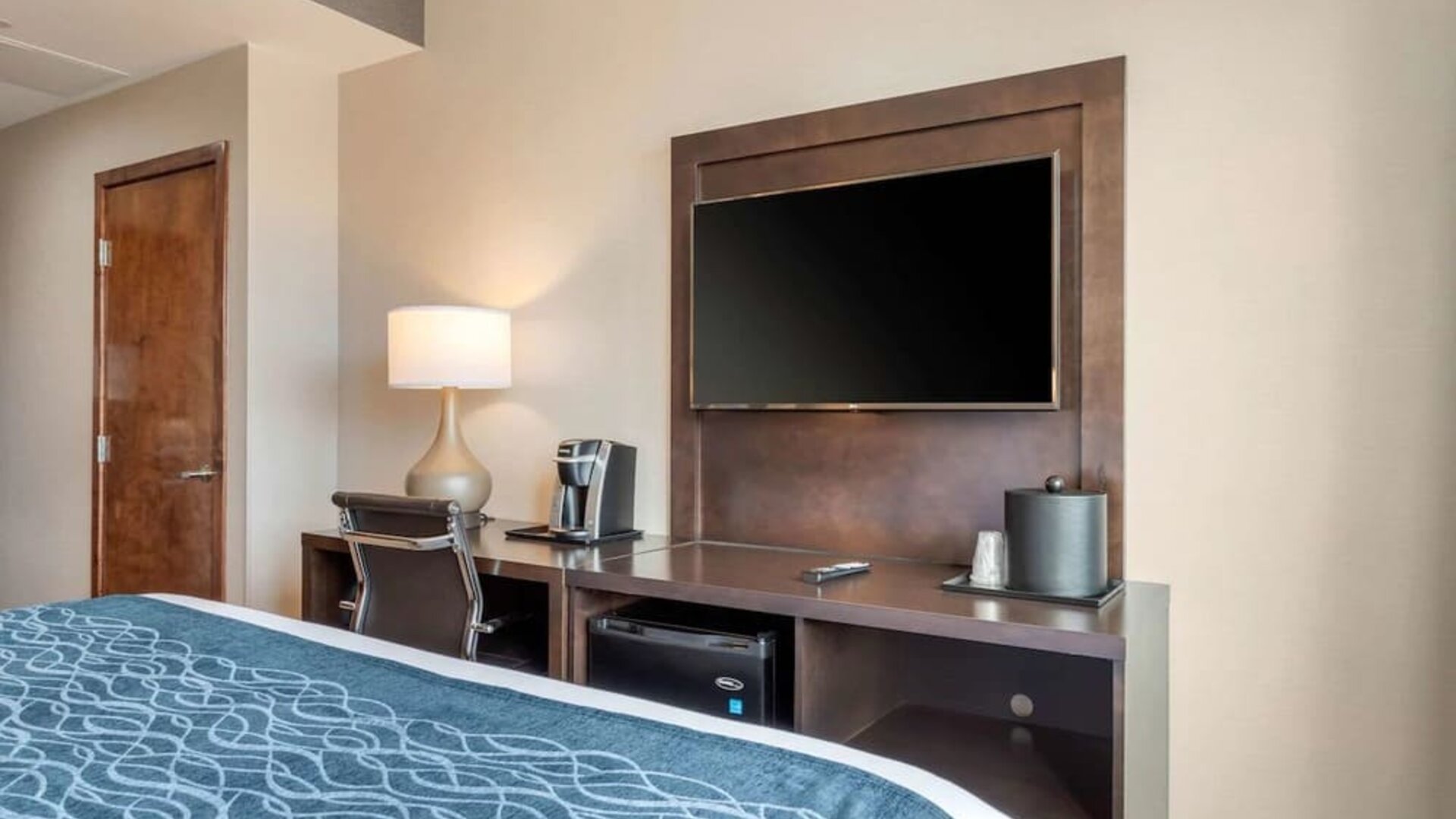 King room with TV and work space at Comfort Inn Prospect Park-Brooklyn.